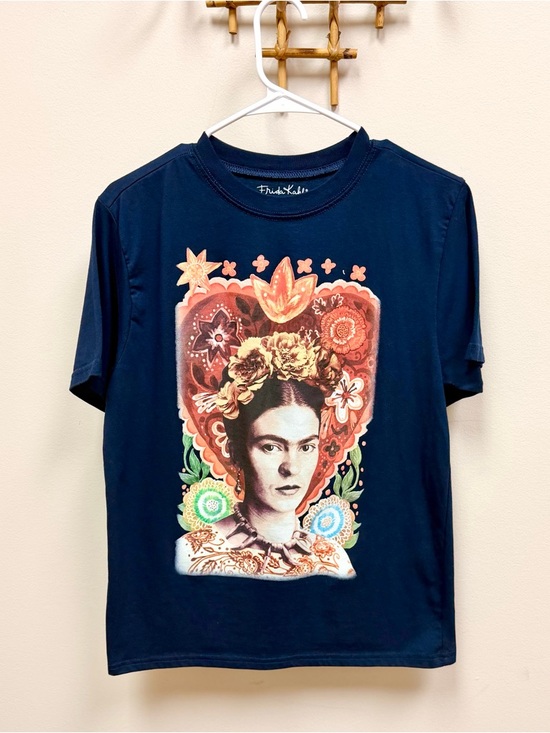 Jerry Leigh Tops - Frida Kahlo x Jerry Leigh of California, Inc. 🌼 Frida Portrait Tee